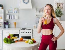 sporty-woman-kitchen-with-healthy-juice (1)