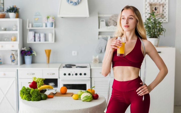 sporty-woman-kitchen-with-healthy-juice (1)